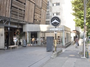 周辺にはお洒落なカフェがたくさん　